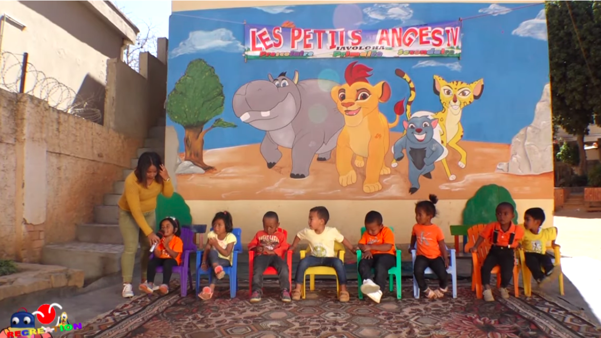 Les petits anges IV à la TV